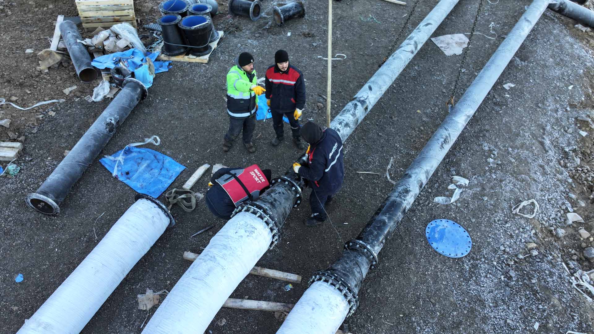 Çamlıdere Barajı’nda Su Alma Yapısının Altında Kalan Yaklaşık 110 Milyon Metreküp Ölü Hacimli Suyun Sisteme Kazandırılması Amacıyla Başlatılan Yüzer Pompa Sistemi Çalışmaları Sürüyor 3