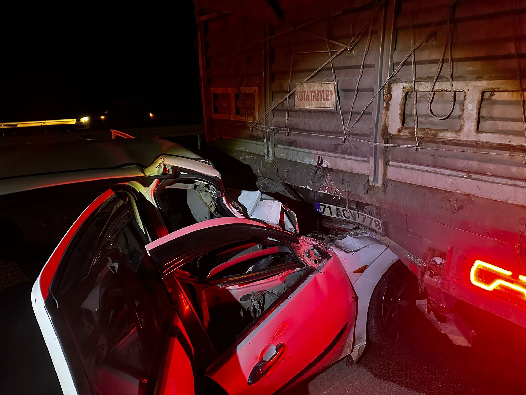 Çorum’da Otomobil Tıra Çarptı, 1 Kişi Vefat Etti! Canlı Yayın Detayı Şaşırttı2