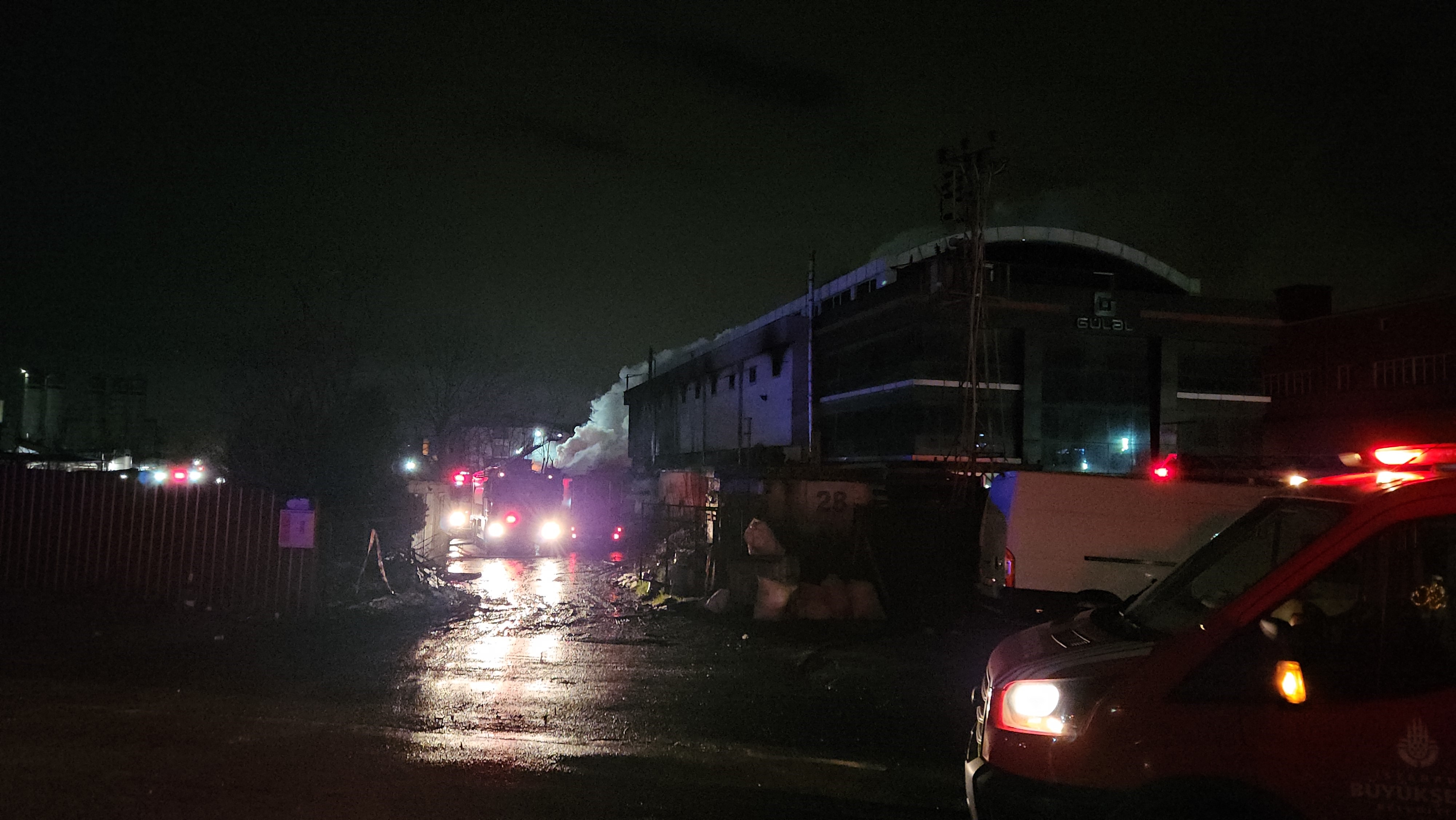Esenyurt’u Ayağa Kaldıran Fabrika Yangını! Saatlerce Söndürülemedi1
