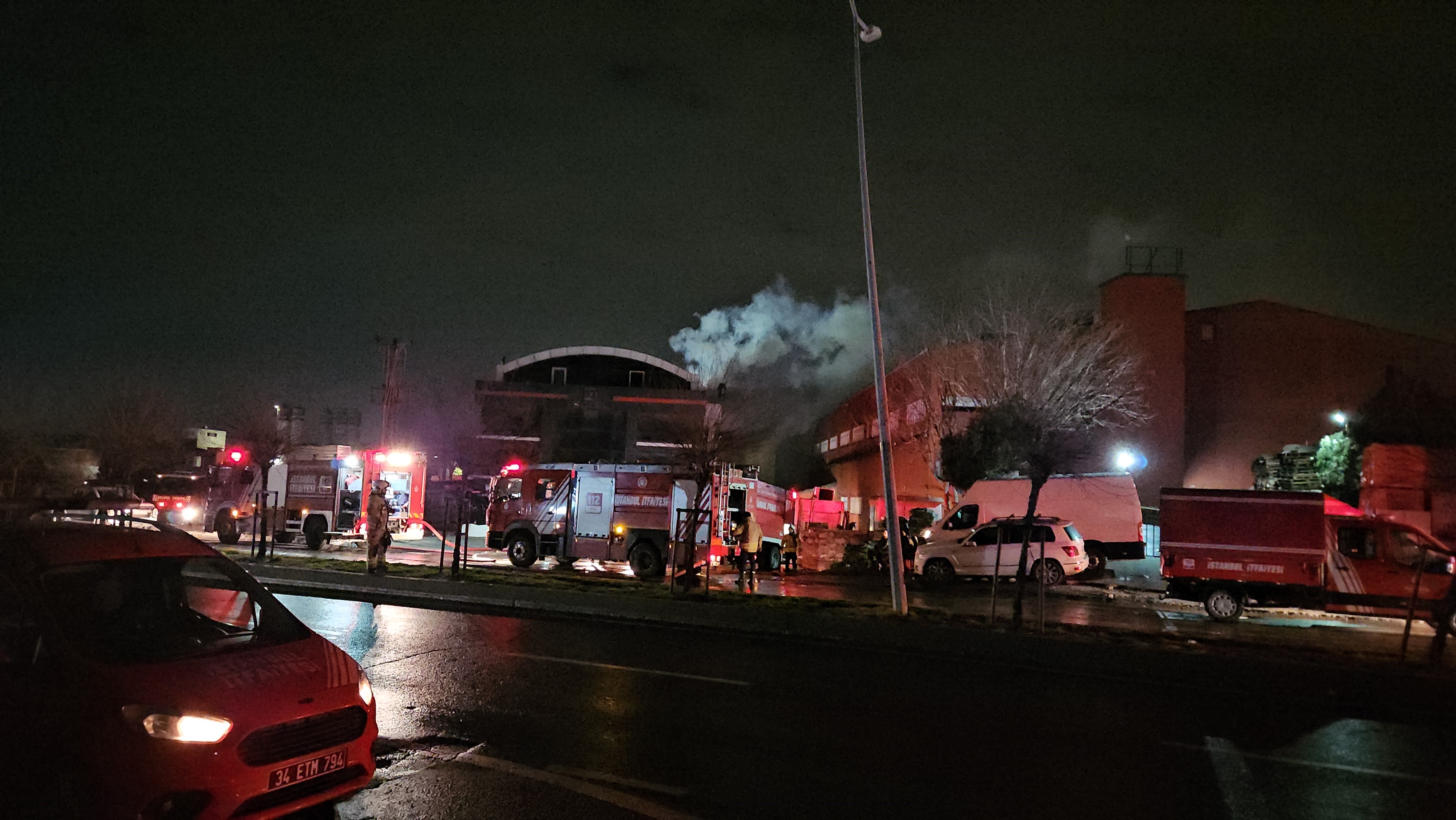 Esenyurt’u Ayağa Kaldıran Fabrika Yangını! Saatlerce Söndürülemedi3
