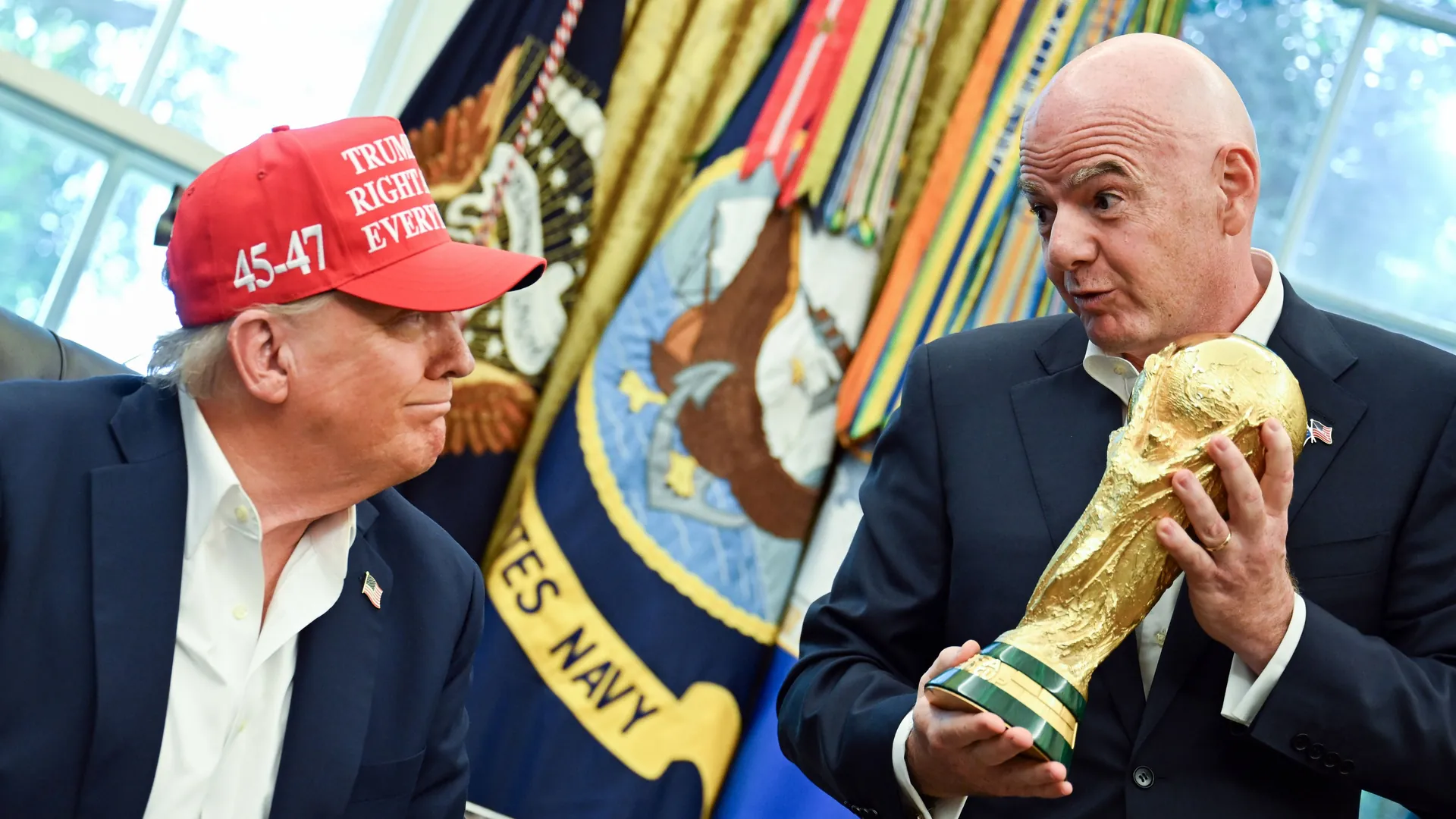 Gianni Infantino R Ueberreicht Donald Trump Den Wm Pokal In Einem Monat Findet In Der Us Hauptstadt Washington Die Auslosung Statt