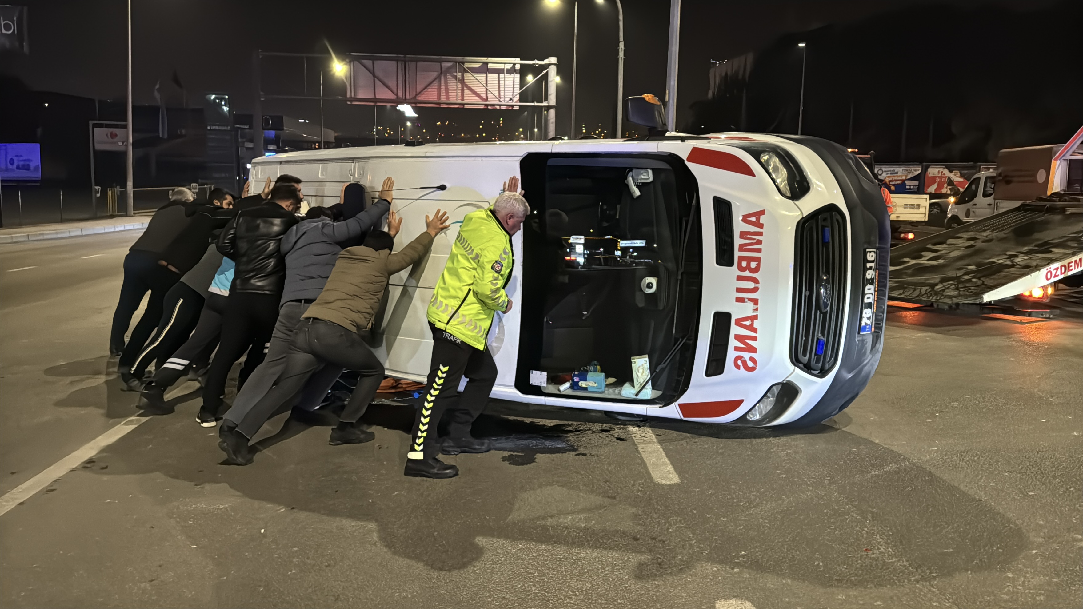 Görev Başında Kaza! Ambulans Devrildi, Sağlıkçılar Yaralandı1