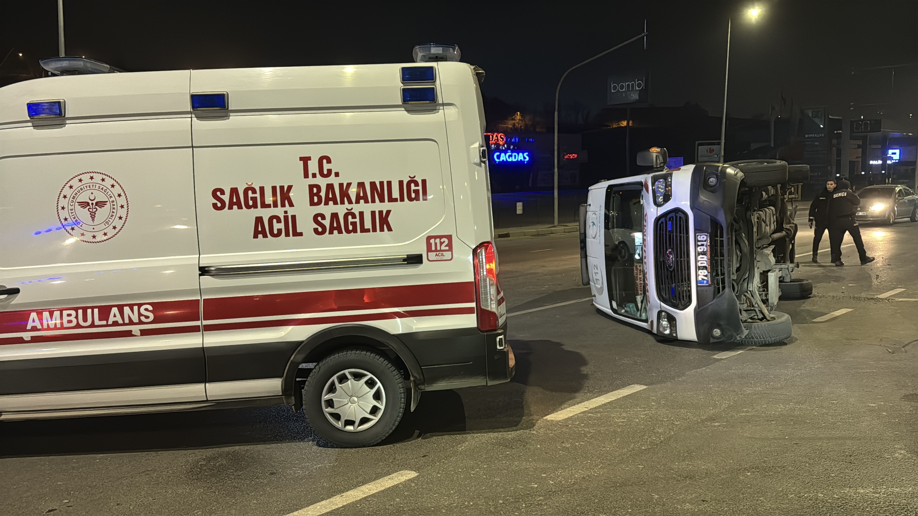 Görev Başında Kaza! Ambulans Devrildi, Sağlıkçılar Yaralandı2