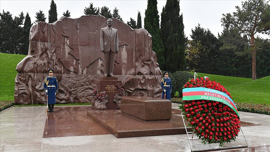Haydar Aliyev Anıt