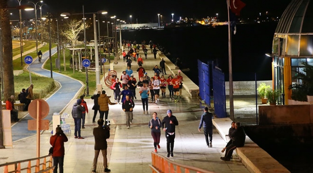 İzmir’de 21 Aralık Coşkusu En Uzun Gece Koşusu Düzenlendi