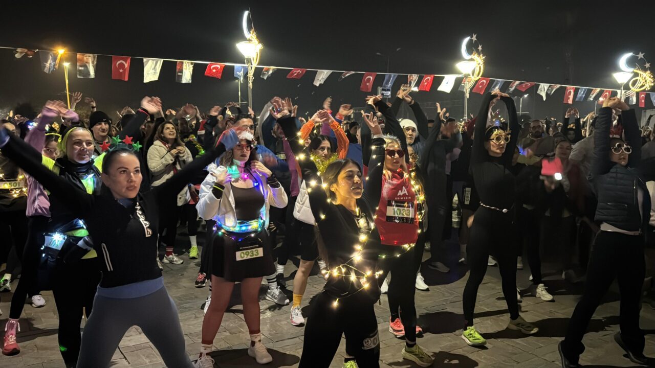 İzmir’de 21 Aralık Coşkusu En Uzun Gece Koşusu Düzenlendi2