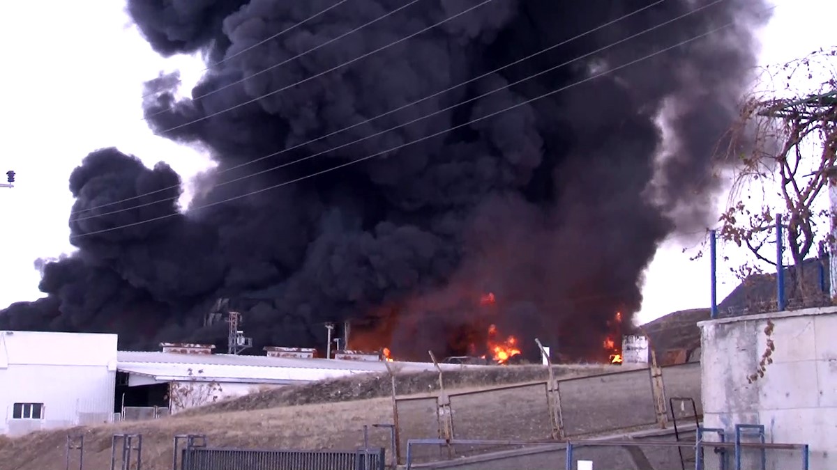 Kırıkkale’de Kimya Fabrikasında Yangın Çıktı! Bölgeden Görüntüler Geliyor3