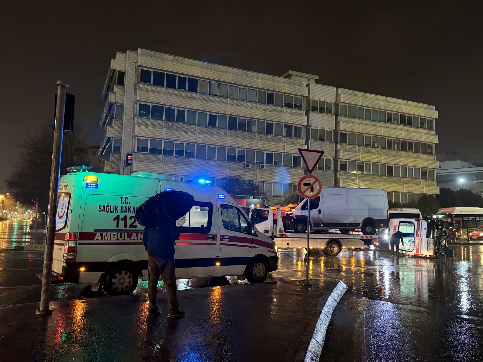 Kocaeli’de Feci Kaza Hasta Taşıyan Ambulans Minibüsle Çarpıştı1