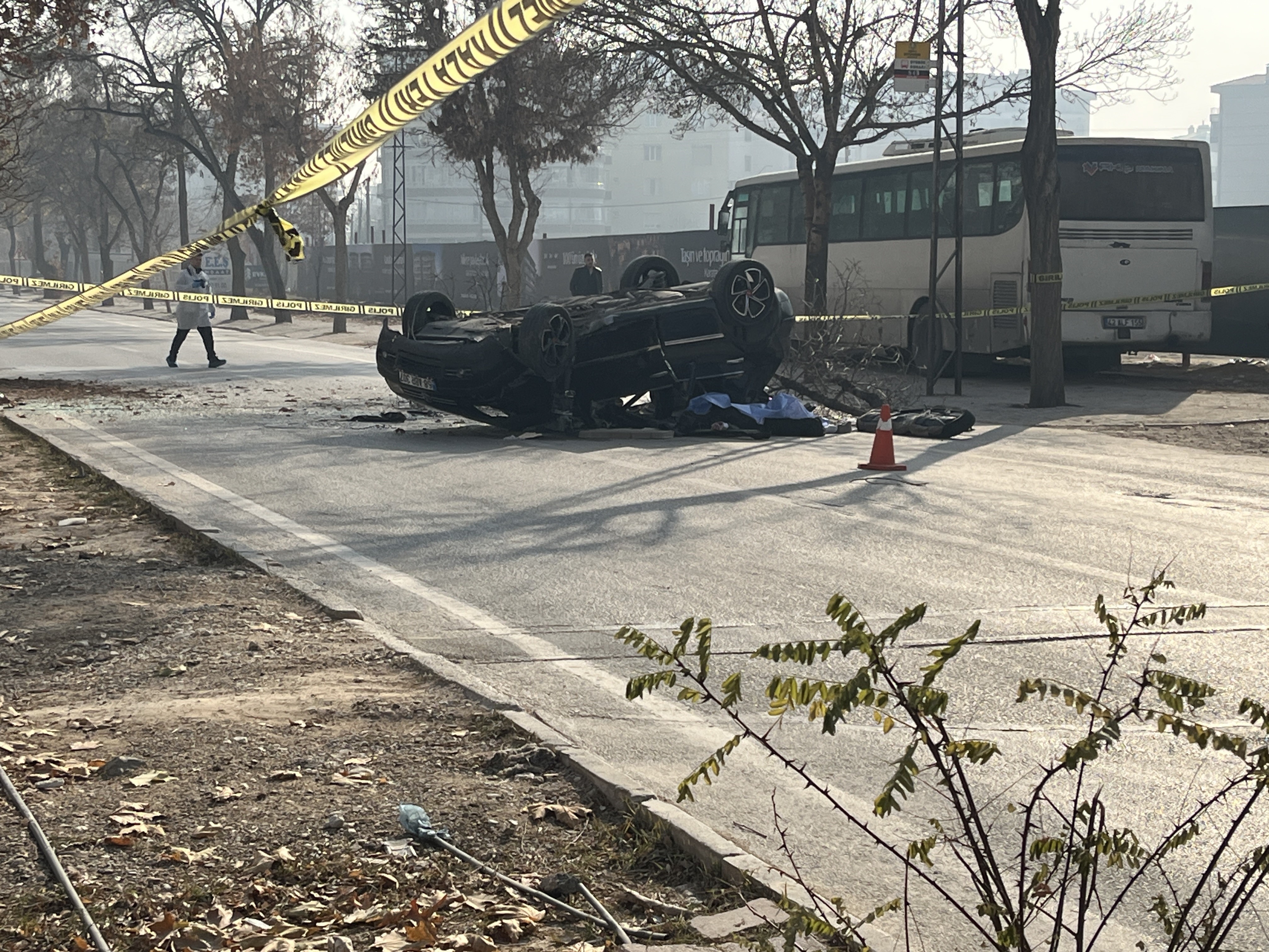 Konya’nın Karatay Ilçesinde Kontrolden Çıkan Otomobil Ağaca Çarparak Takla Attı