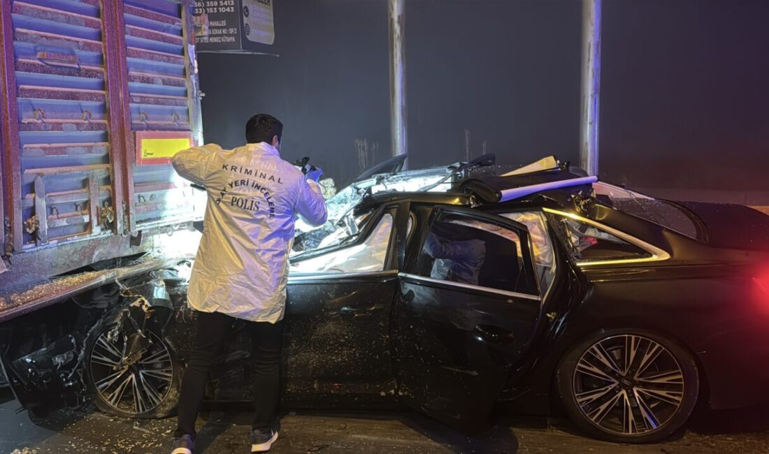 Kütahya'da Tıra Çarpan Otomobildeki 4 Kişi Hayatını Kaybetti1