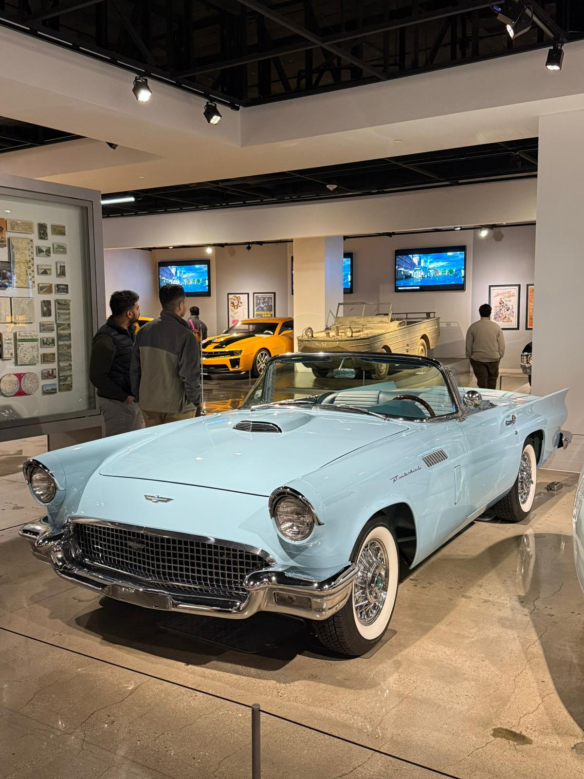 Los Angeles’taki Petersen Otomotiv Müzesi000