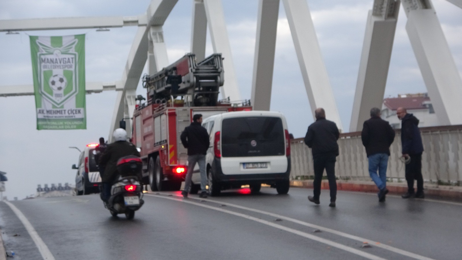 Manavgat’ta Intihar Girişimi! Boynunda Ip, Elinde Bıçakla Köprüye Çıktı1