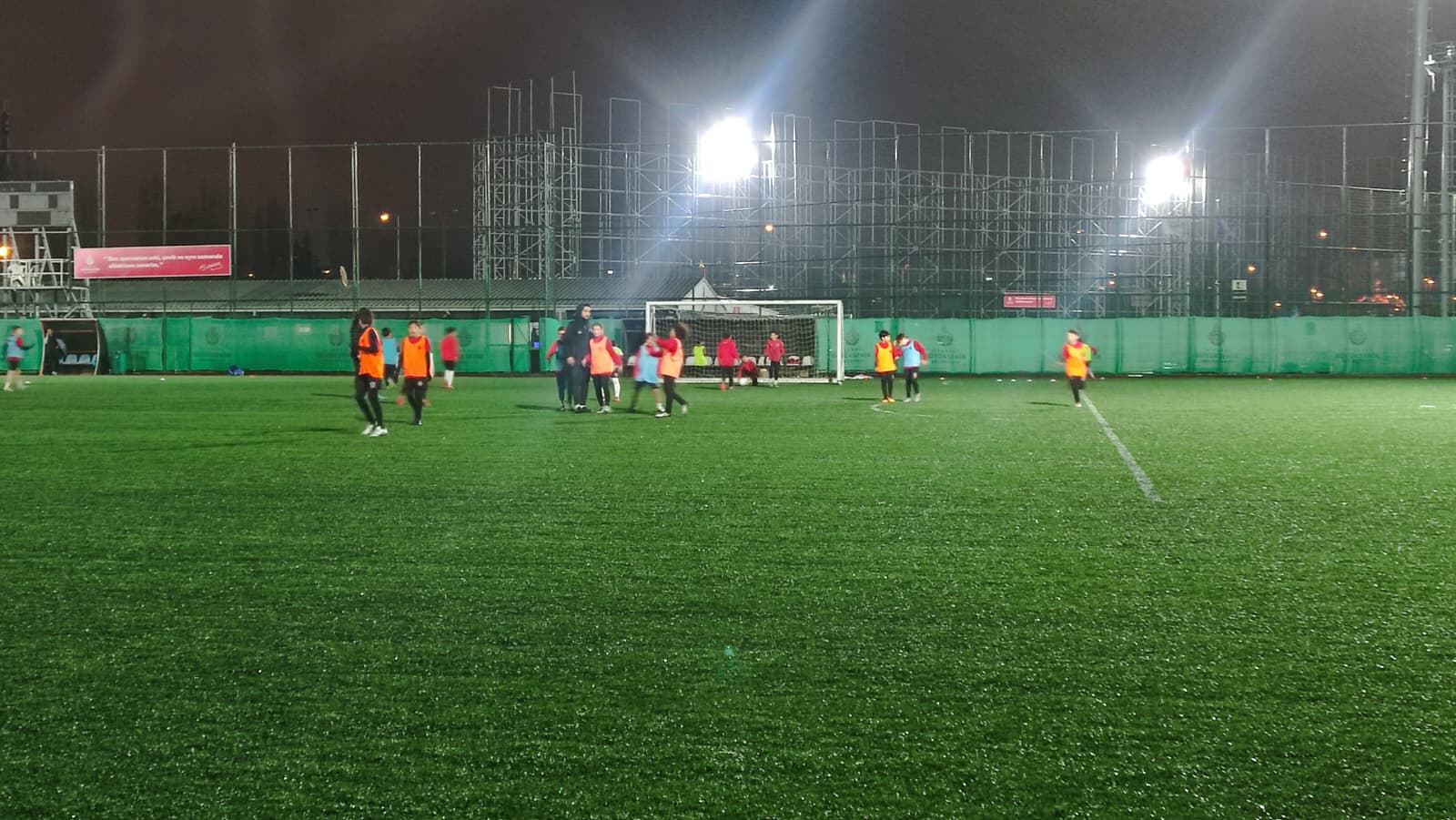 Minikler Yağmur Çamur Demeden Futbol Aşkıyla Mücadele Ediyor 1