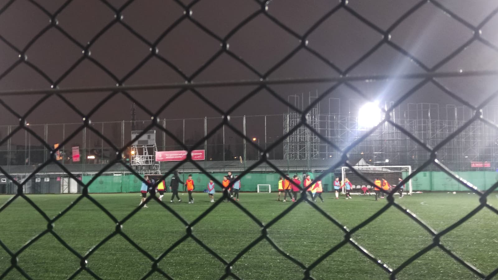 Minikler Yağmur Çamur Demeden Futbol Aşkıyla Mücadele Ediyor 2