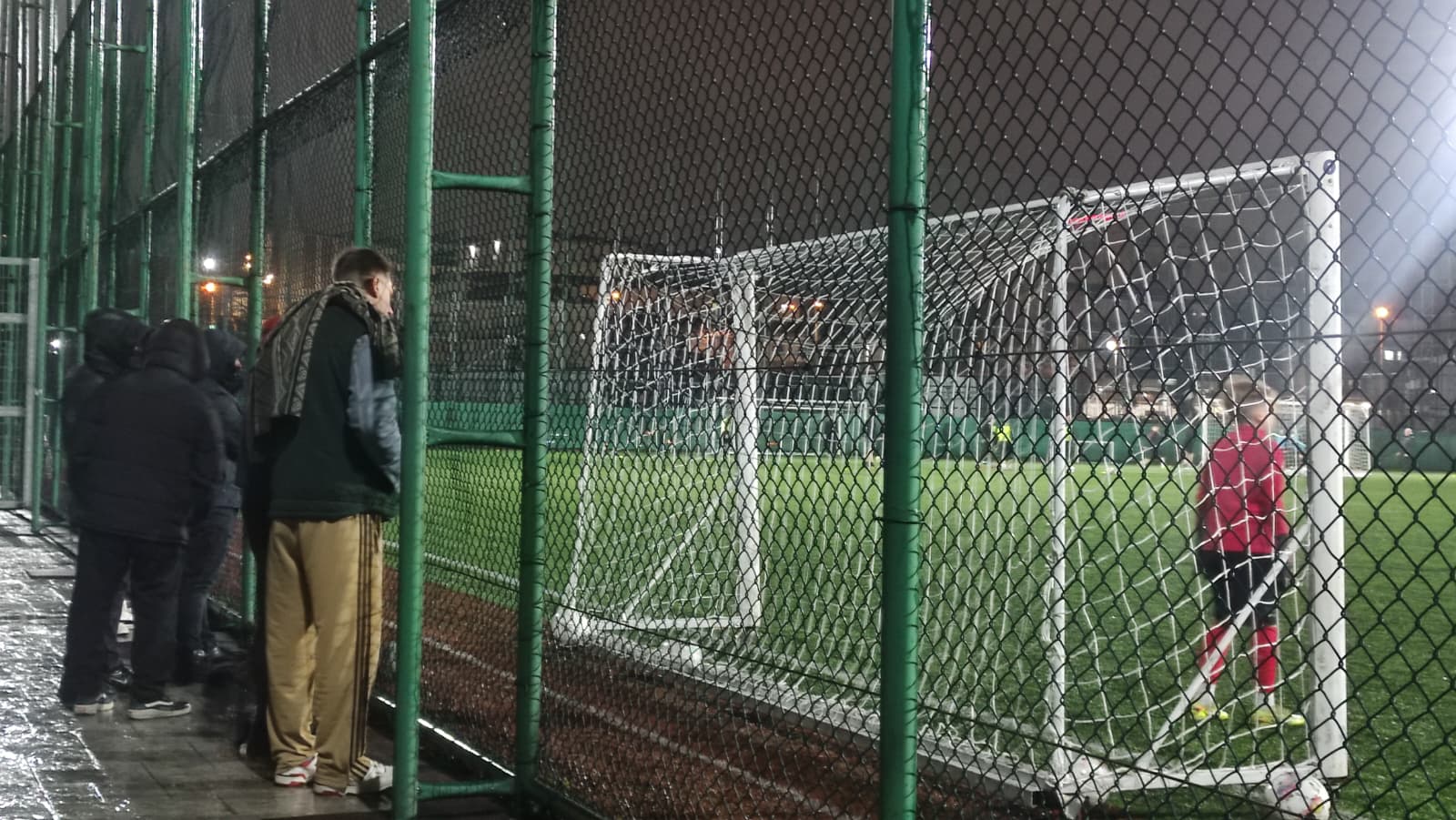 Minikler Yağmur Çamur Demeden Futbol Aşkıyla Mücadele Ediyor 3