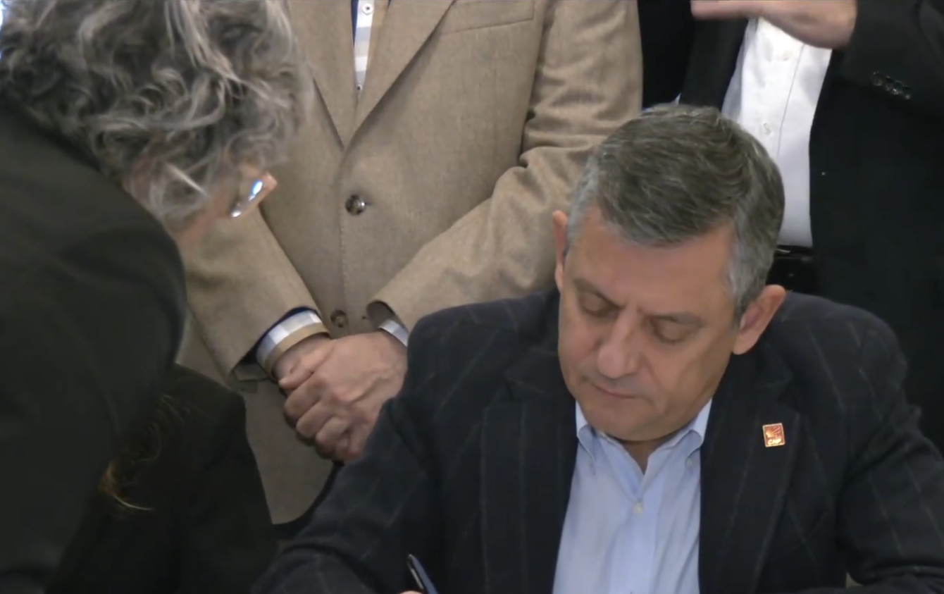 Özgür Özel Imza Günü