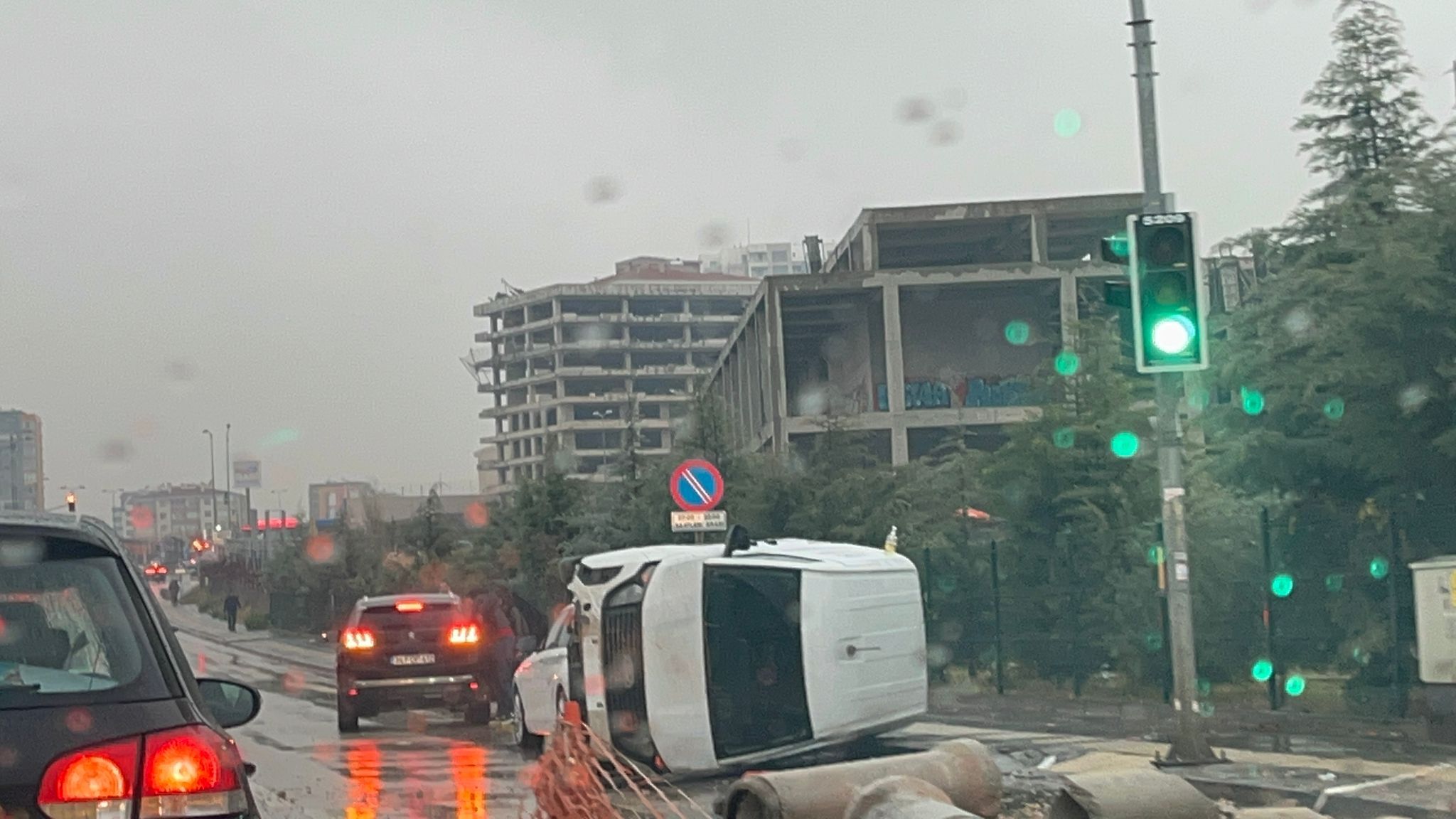 Sağanak Yağmurda Araç Devrildi Bağlıca’da Trafik Kilitlendi!1
