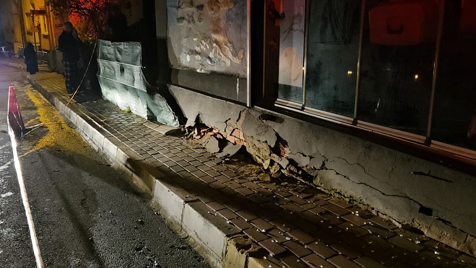 Sarıyer’de Facianın Eşiğinden Dönüldü Binada Kayma Meydana Geldi1