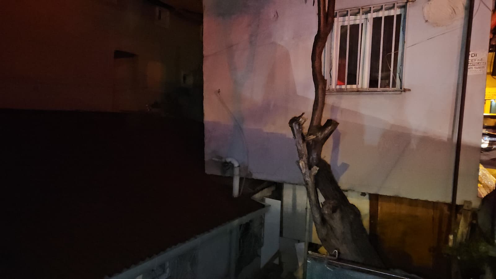 Sarıyer’de Facianın Eşiğinden Dönüldü Binada Kayma Meydana Geldi3