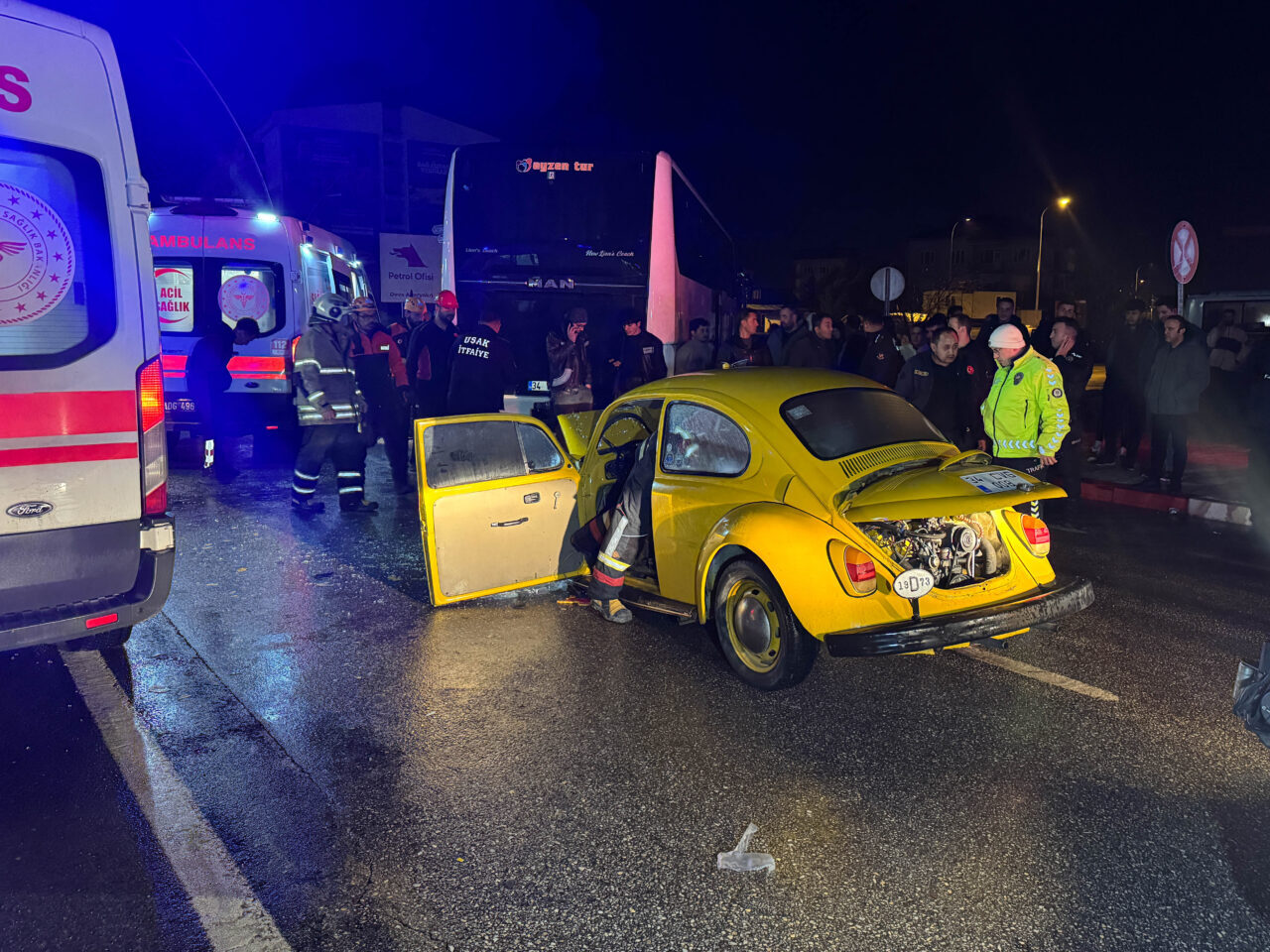 Şarkıcı Kıraç’ın Orkestra Ekibini Taşıyan Otobüs Kazaya Karıştı 3 Yaralı1
