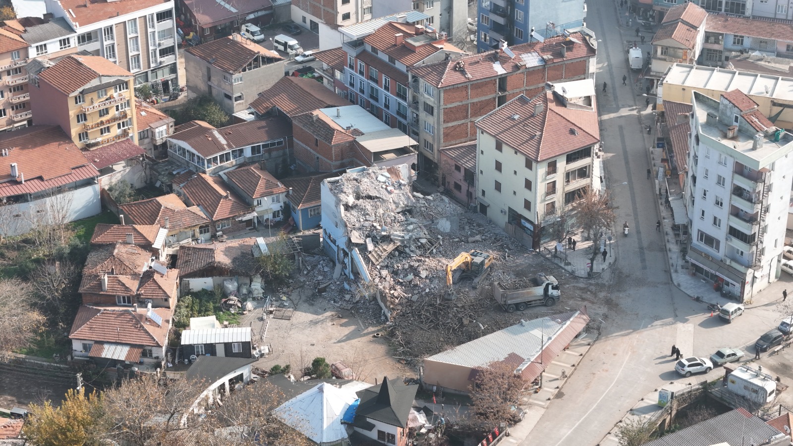 Sındırgı’da Yıkımlar Devam Ediyor! 18 Bina Daha Yıkıldı2