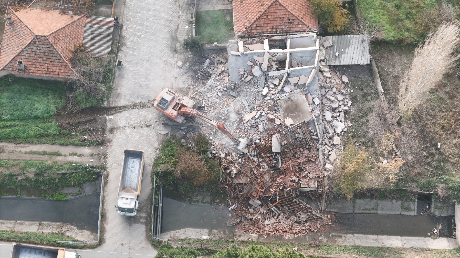 Sındırgı’da Yıkımlar Devam Ediyor! 18 Bina Daha Yıkıldı3