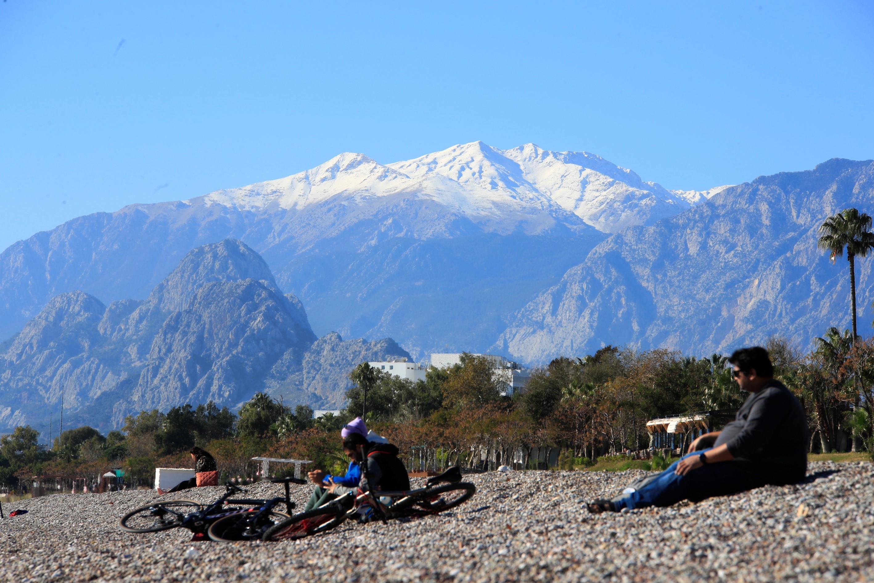 Türkiye Donarken Antalya’da Deniz Keyfi Yapılıyor4