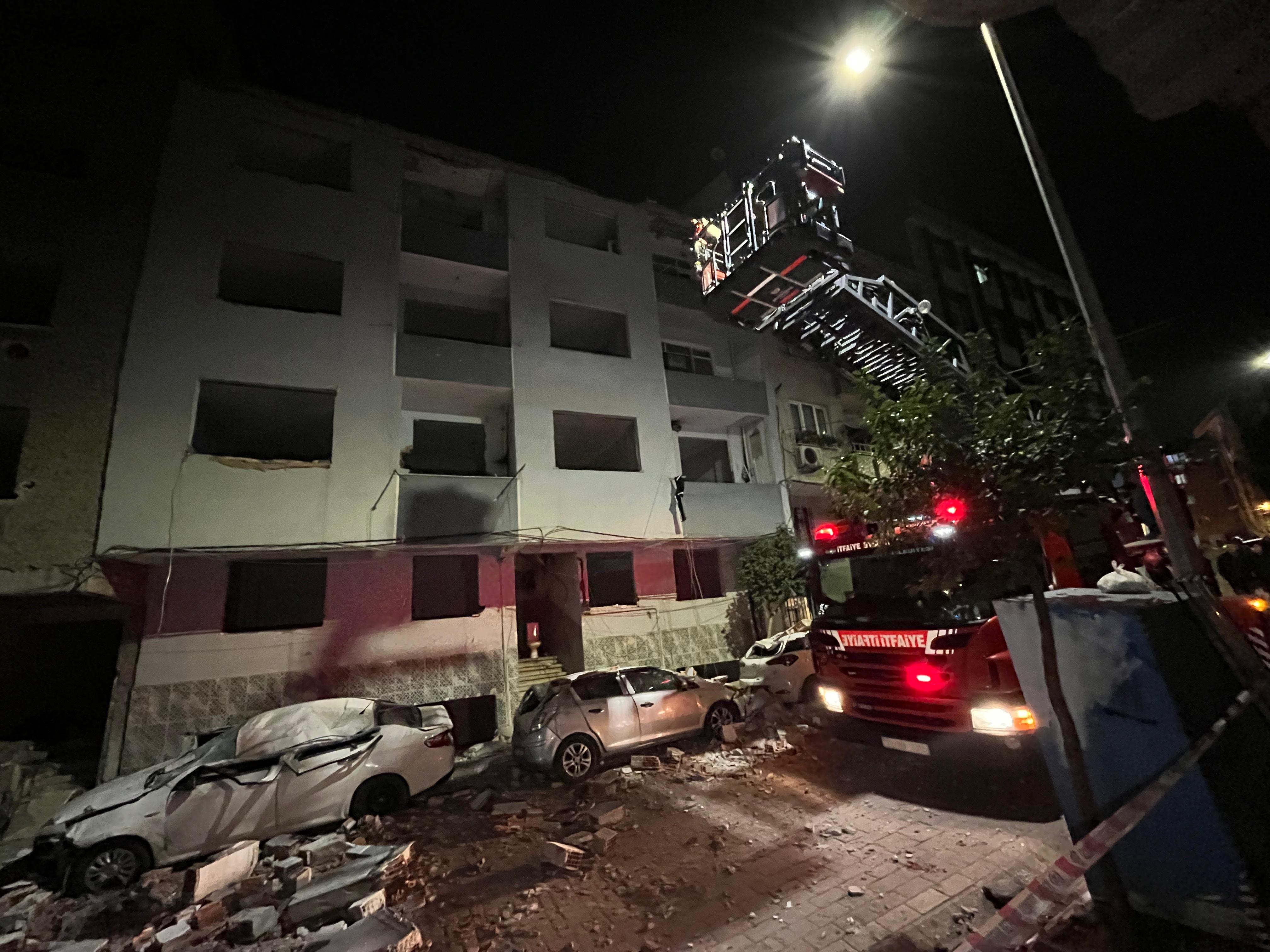 Zeytinburnu’nda Büyük Tehlike! Beton Araçların Üzerine Düştü1