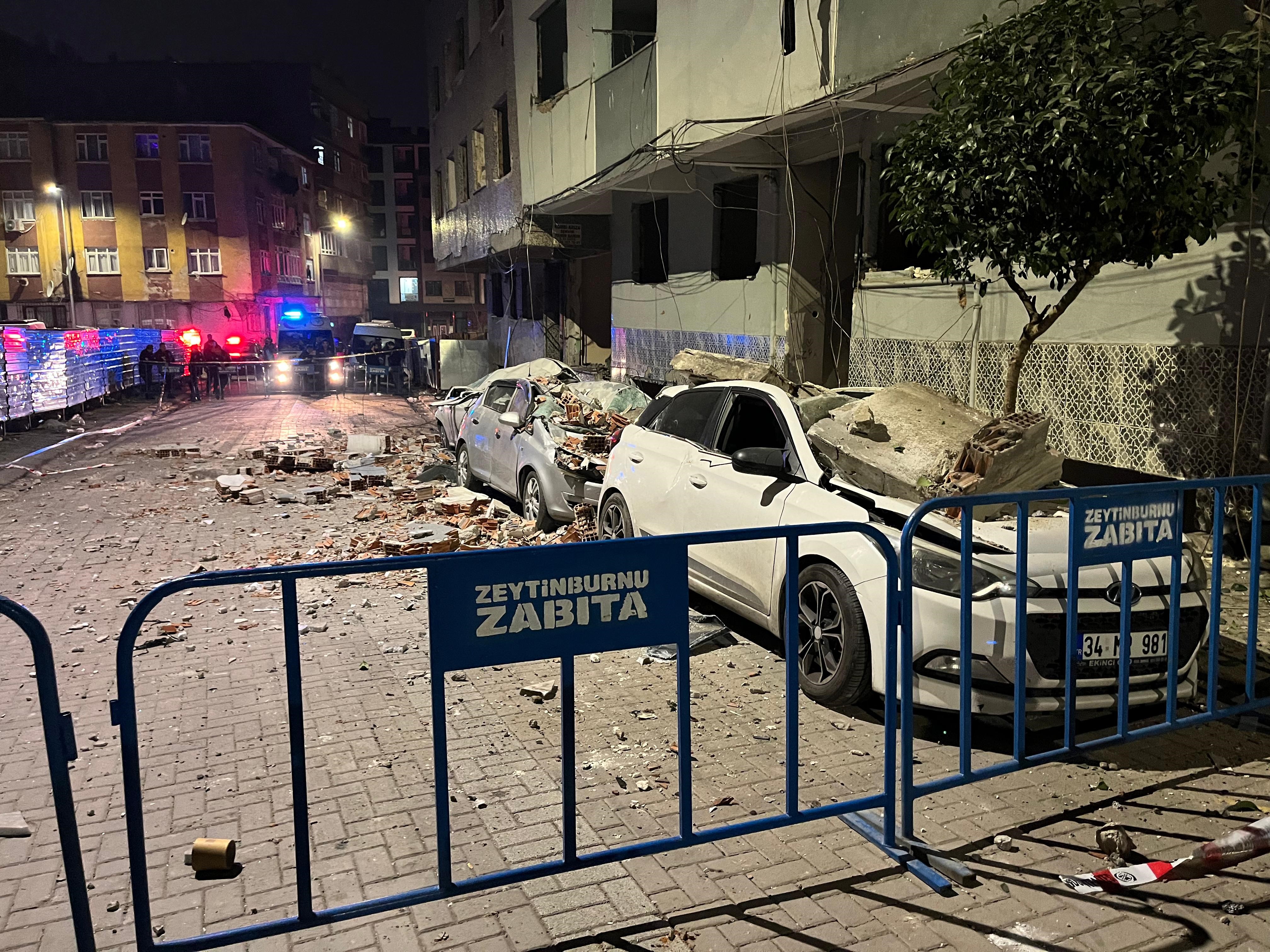 Zeytinburnu’nda Büyük Tehlike! Beton Araçların Üzerine Düştü2