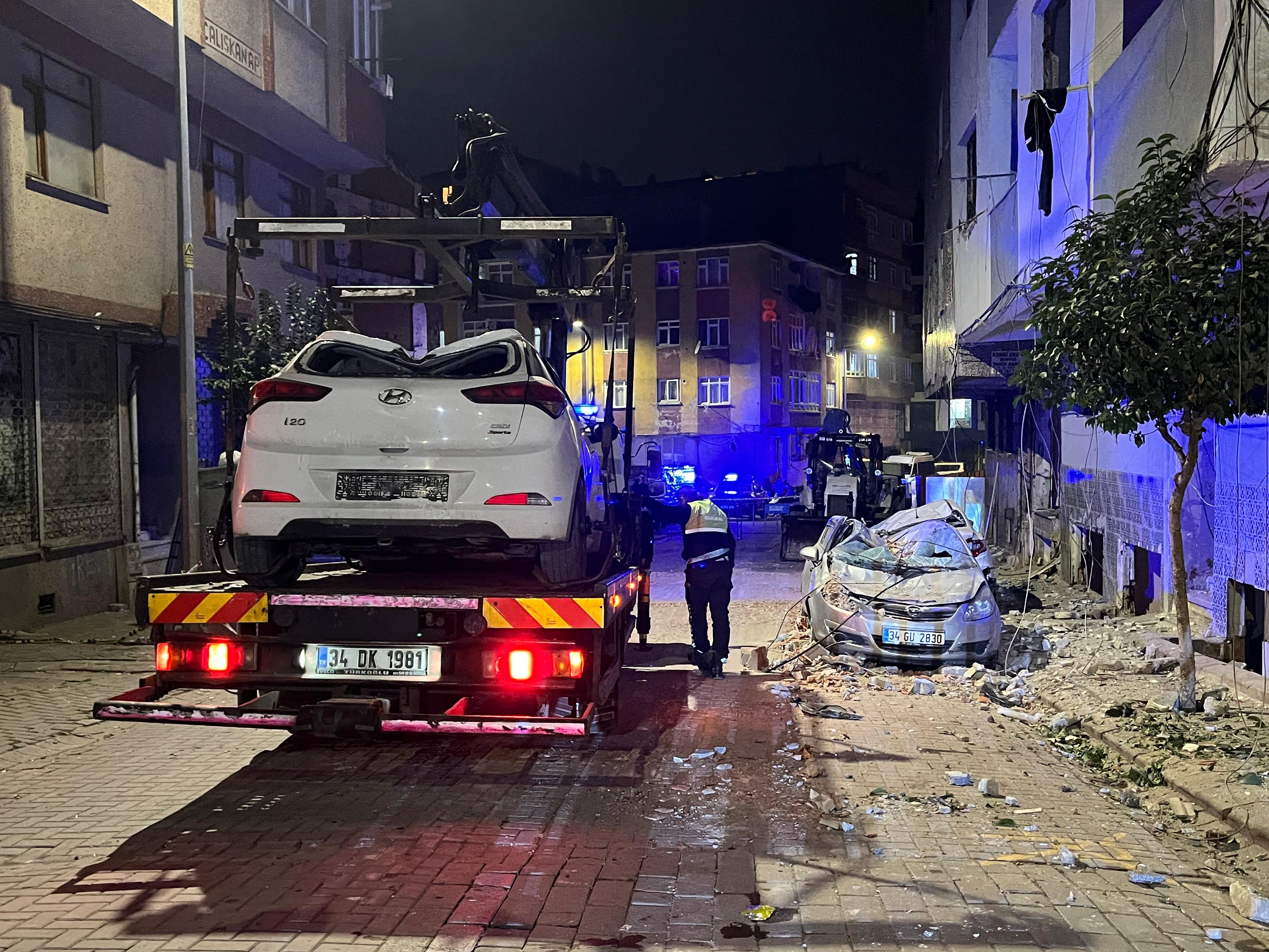 Zeytinburnu’nda Büyük Tehlike! Beton Araçların Üzerine Düştü3