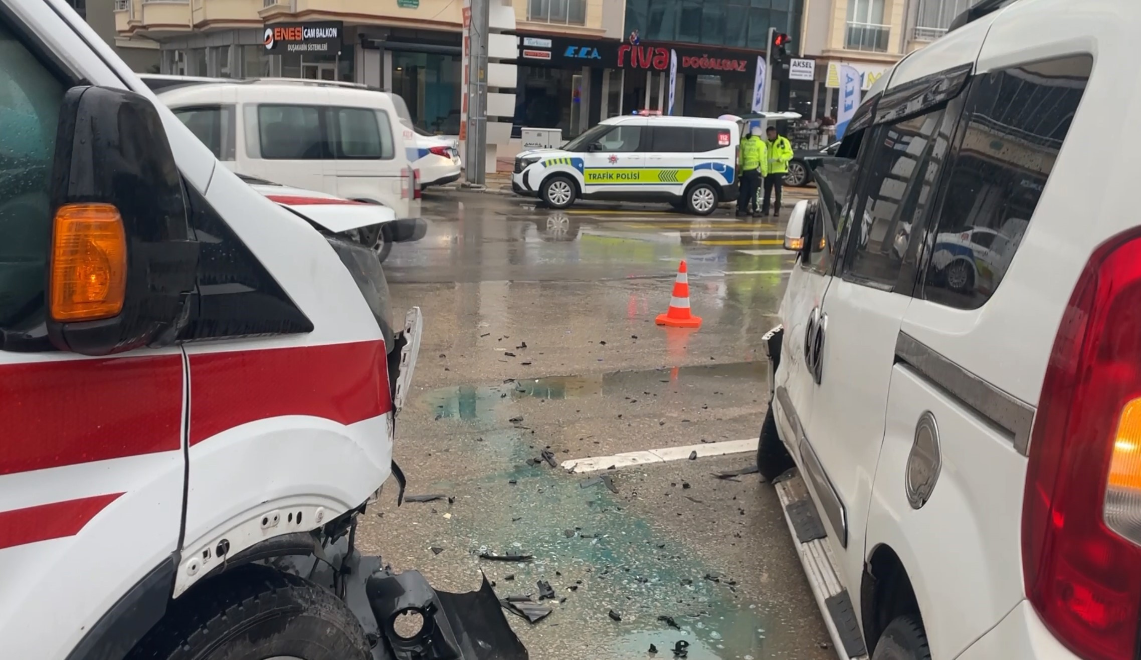 Aksaray’da Korkunç Kaza Ambulans Ile Otomobil Çarpıştı! Çok Sayıda Yaralı Var2