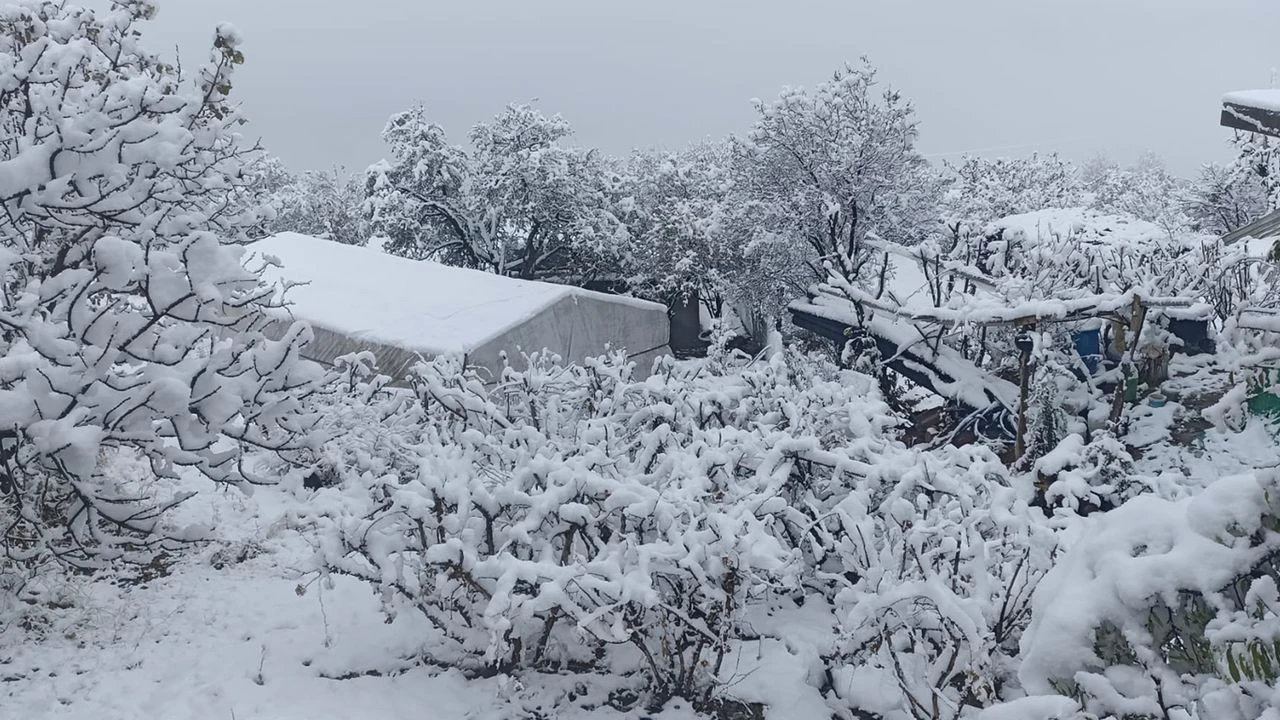 Batmanda Kar Yagisi Bazi Koy Yollarini Ulasima Kapatti