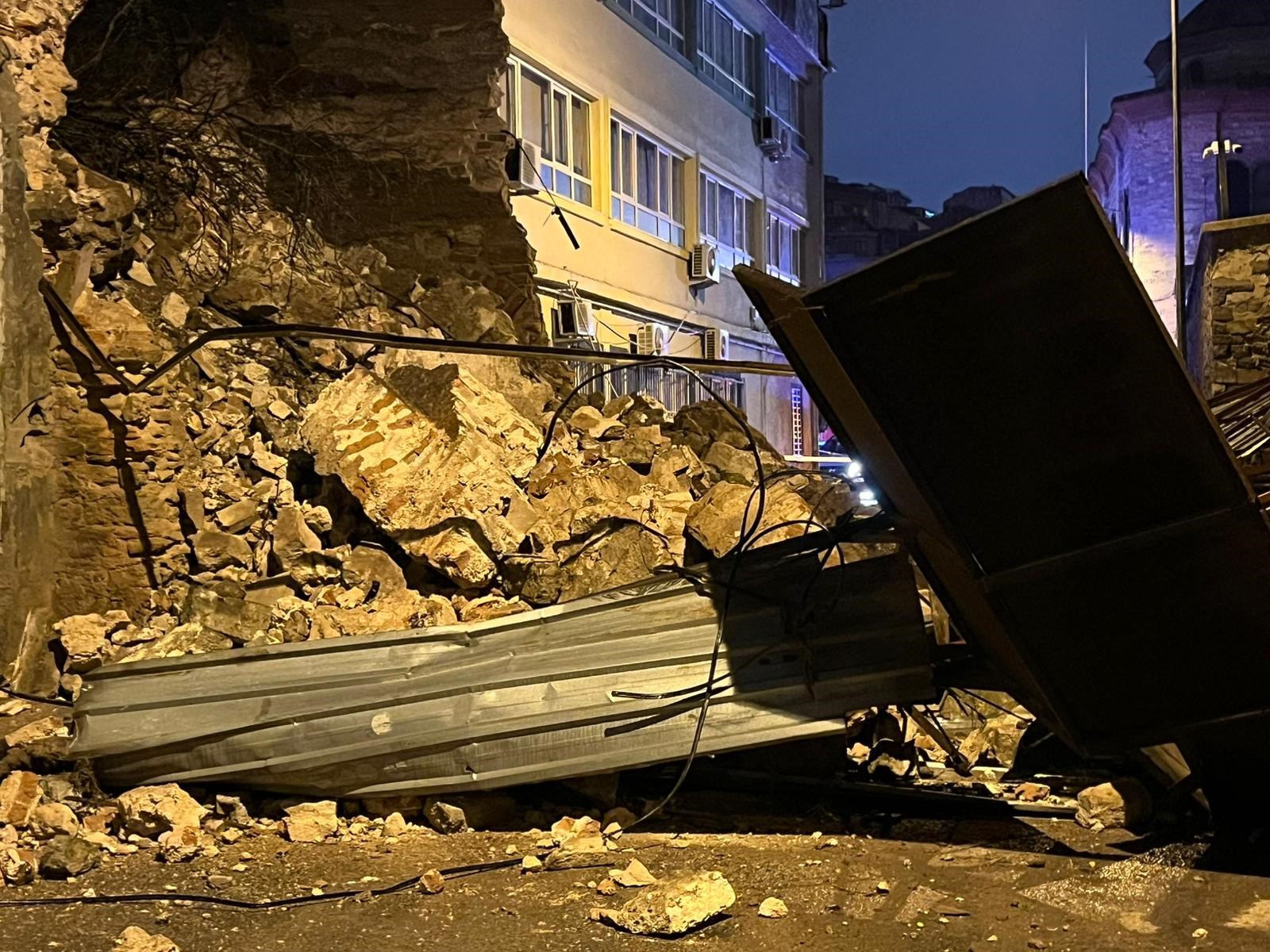 Beyoğlu’nda Korkutan Görüntüler Tarihi Binanın Duvarı Böyle Çöktü