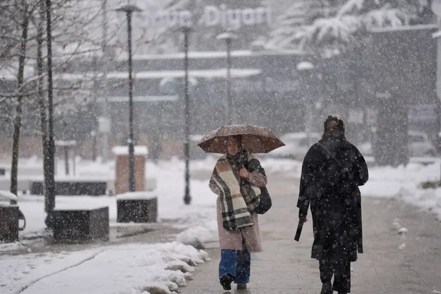 UZMANLARDAN VATANDAŞLARA UYARI

Yetkililer; sürücüler, çiftçiler ve yüksek kesimlerde yaşayan vatandaşların buzlanma, don ve çığ riskine karşı tedbirli olmalarını istedi.

Türkiye yeni yılın ilk günlerinde sert kış koşullarıyla mücadele ederken, gözler önümüzdeki günlerde hava sıcaklıklarının seyrine çevrildi.
