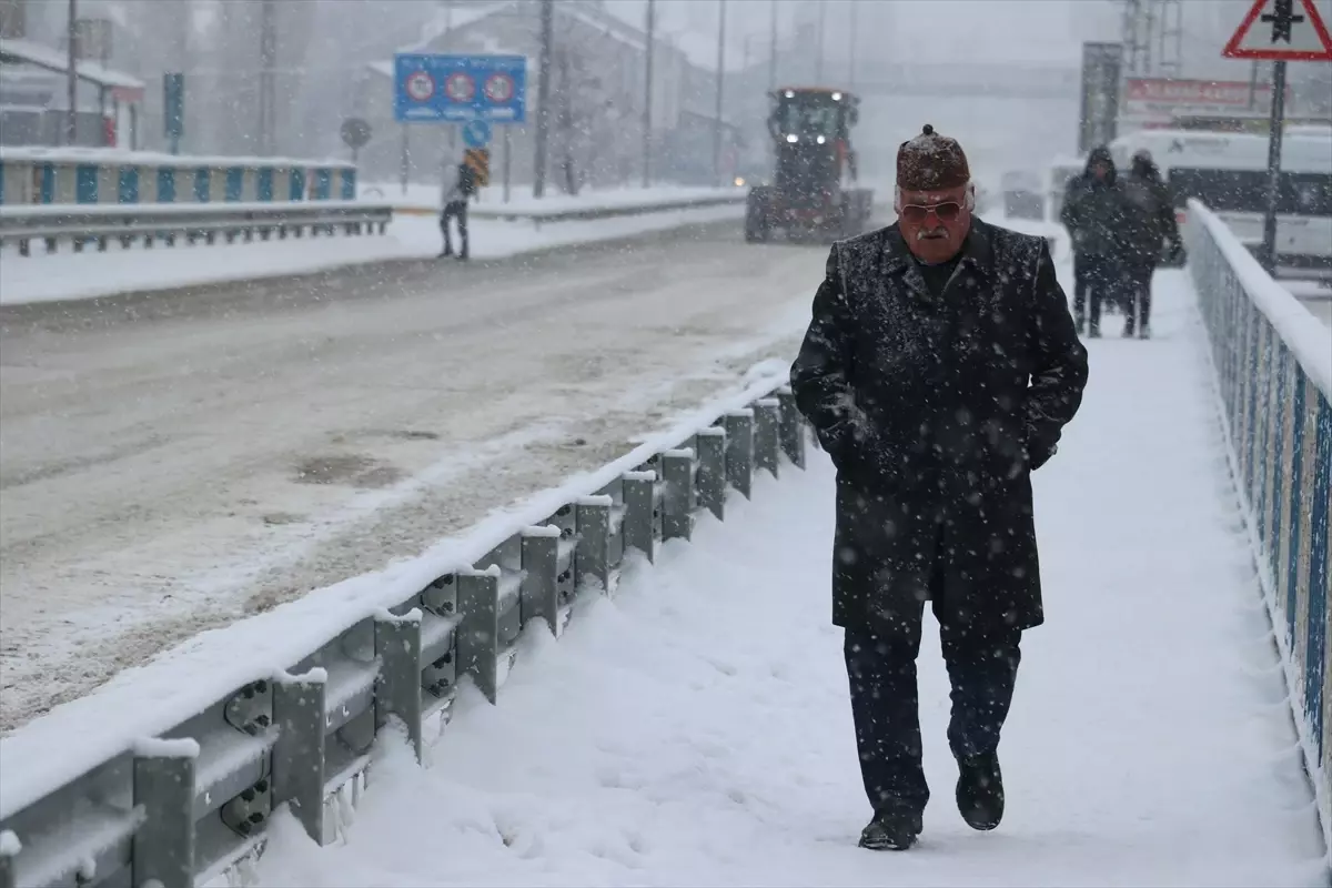 BATIDA HAVA YUMUŞUYOR, DOĞU DONUYOR

Yapılan değerlendirmelere göre batı illerinde sıcaklıklar kademeli olarak yükselişe geçerken, doğu illerinde sert düşüş sürüyor. Pazar gününden itibaren batı ve iç kesimlerde güneş yüzünü gösterecek, ancak doğuda sıcaklıklar eksi 24 dereceye kadar gerileyecek.
