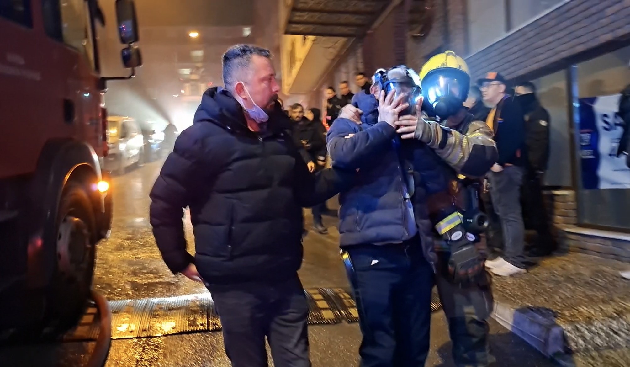 Bursa’da Otel Yangını Camda Kurtarılmayı Beklediler, 7 Kişi Hastanelik Oldu1