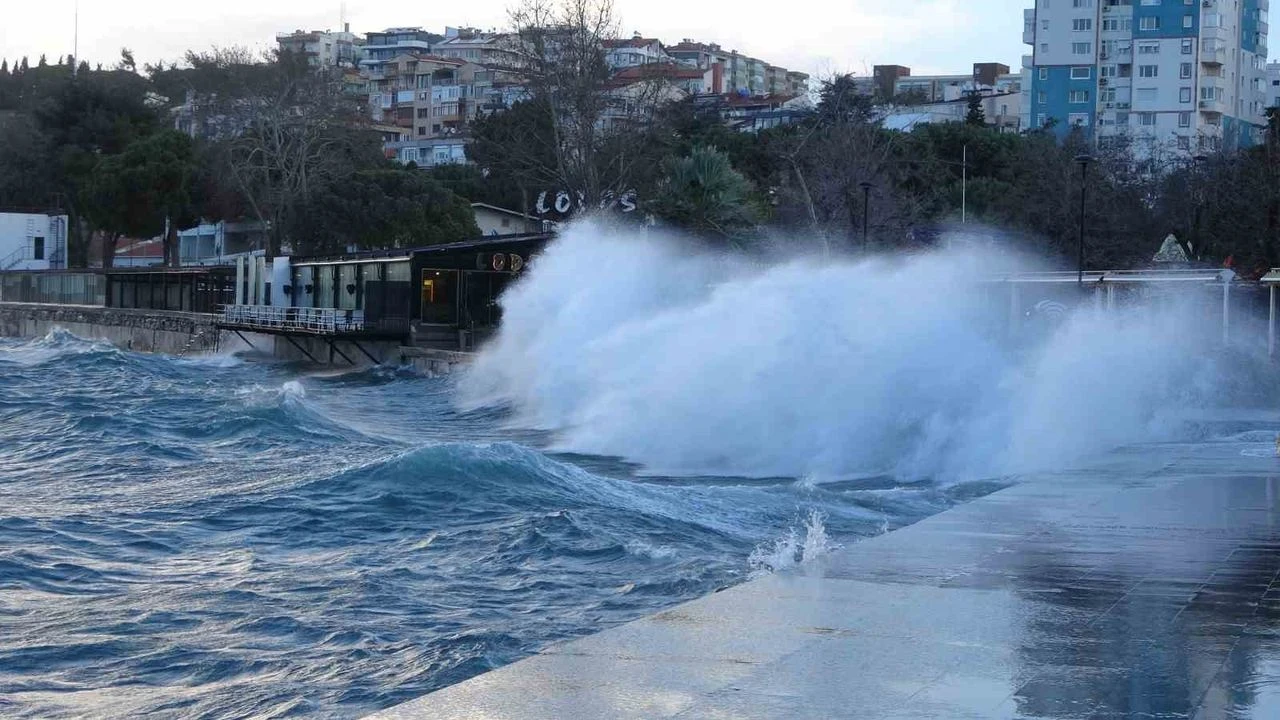Canakkale Bogazi Firtina Nedeniyle Kapatildi Feribot Seferleri Durdu Dev Dalgalar Sahili Dovdu