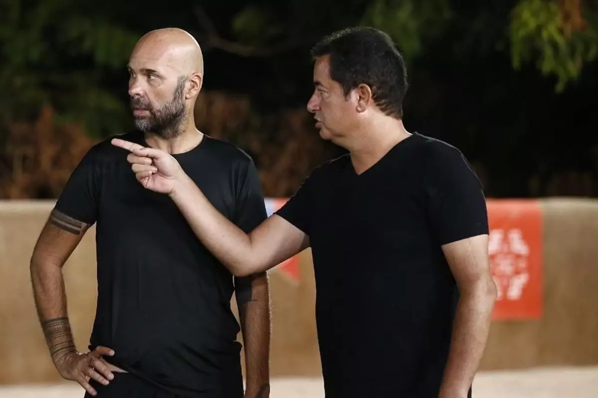 Esat Yontunç Kimdir