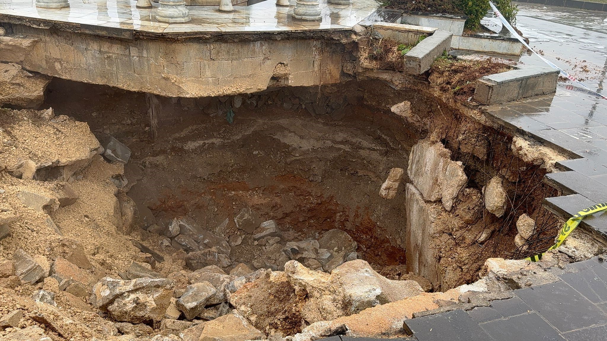 Gaziantep’te Facianın Eşiğinden Dönüldü! Cami Avlusu Çöktü1