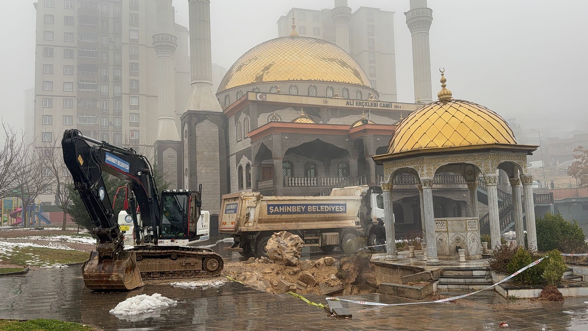 Gaziantep’te Facianın Eşiğinden Dönüldü! Cami Avlusu Çöktü3