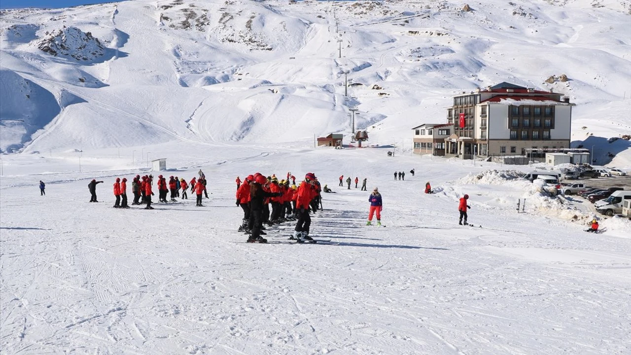 Hakkarideki Genclik Kampinda Yaklasik 8 Bin Ogrenci Kayakla Tanisti
