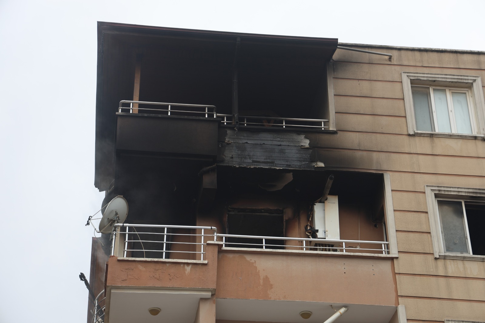 Hatay’da Korkutan Yangın İşçilerin Kaldığı Daire Cayır Cayır Yandı2