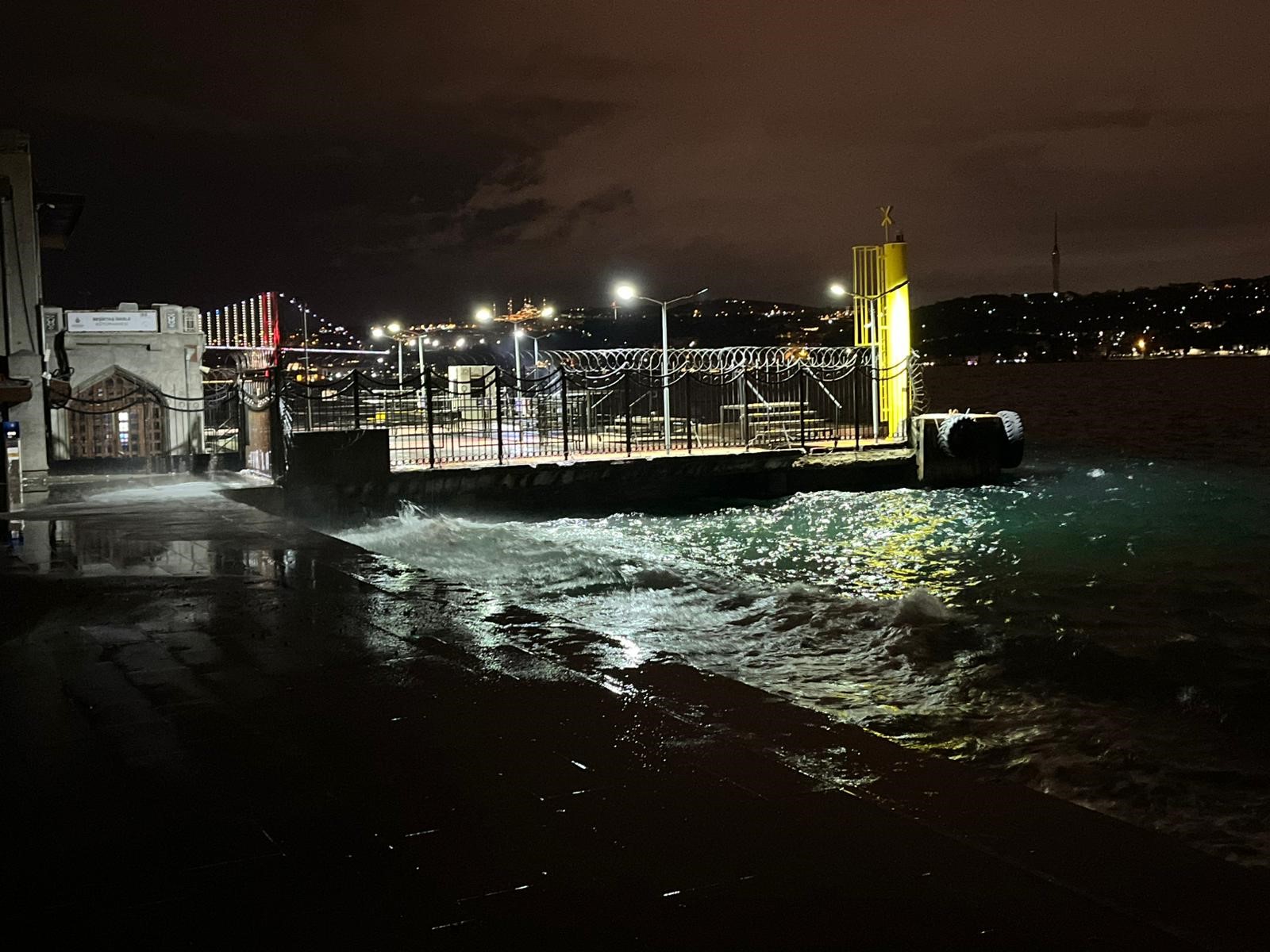 İstanbul’u Lodos Vurdu Beşiktaş’ta Dalgalar Kıyıyı Aştı2