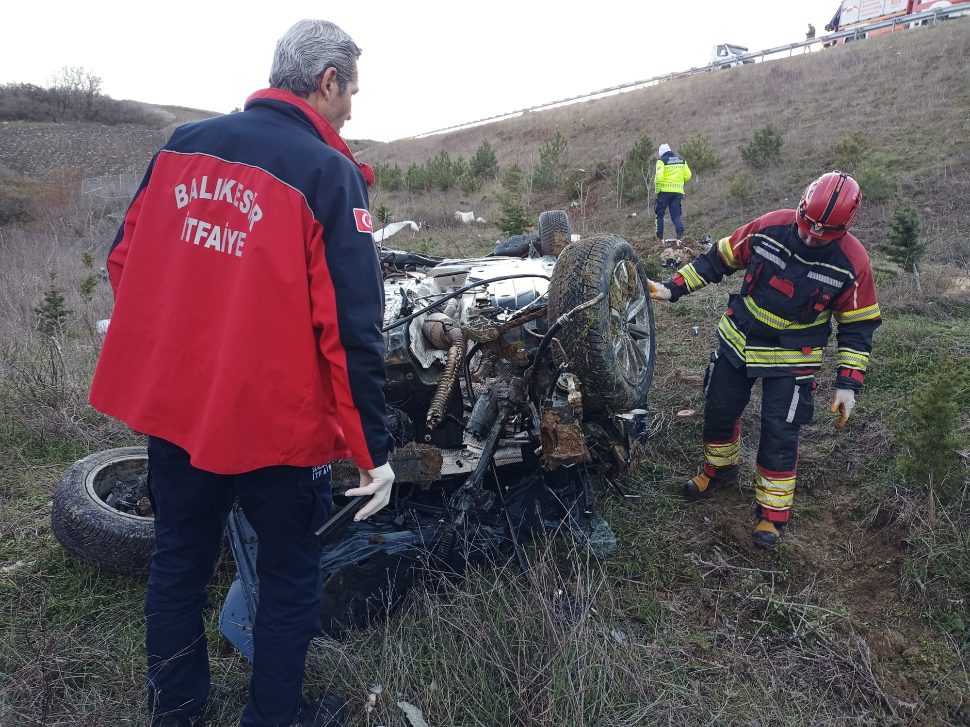 İzmir İstanbul Otoyolu Can Aldı Araç Paramparça, 1 Ölü 2 Yaralı2
