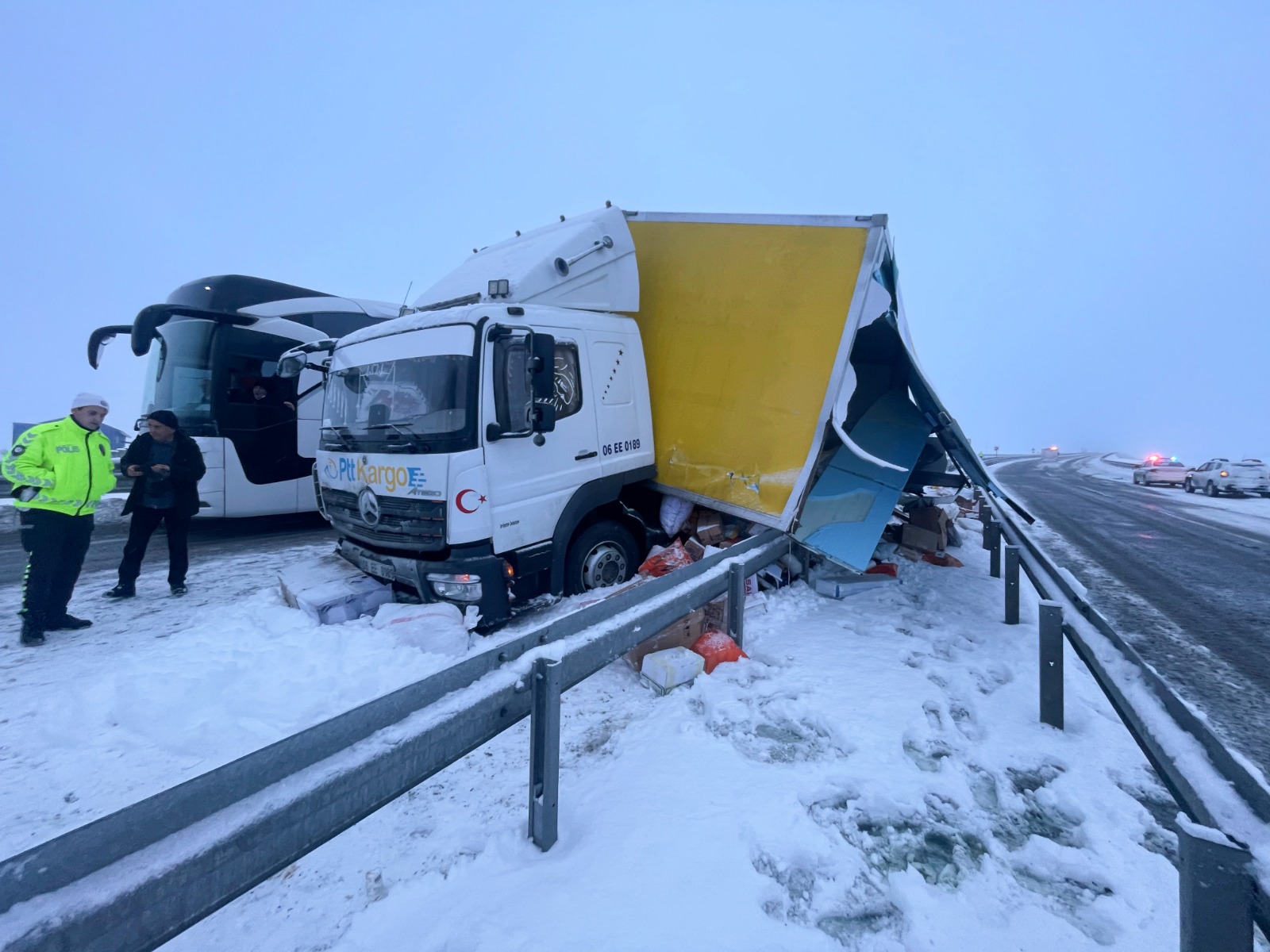 Kars’ta Kamyon Kontrolden Çıktı, Otobüs Çarptı! Çok Sayıda Yaralı Var 1