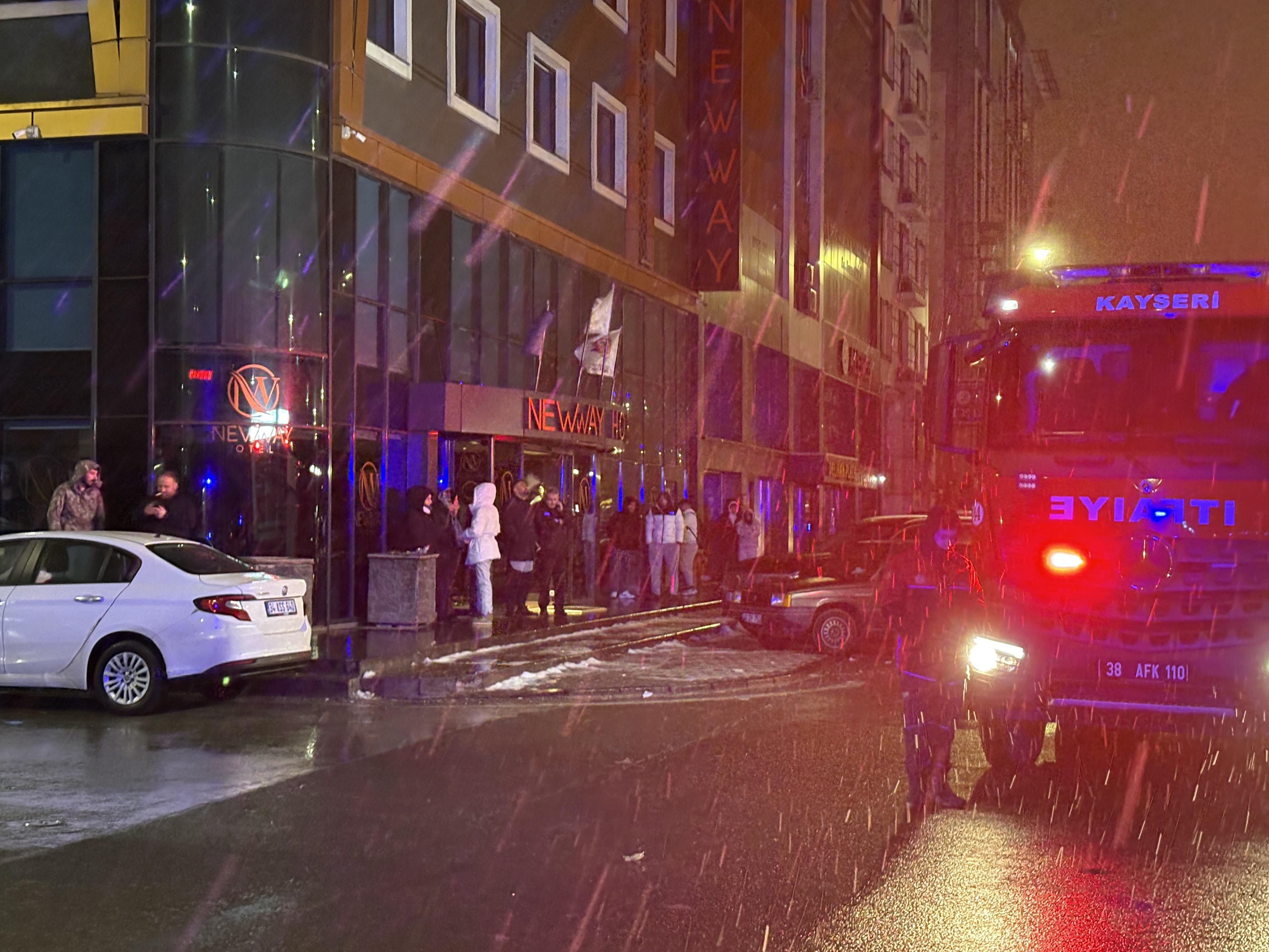 Kayseri’de Korkutan Otel Yangını Konuklar Panikle Tahliye Edildi2