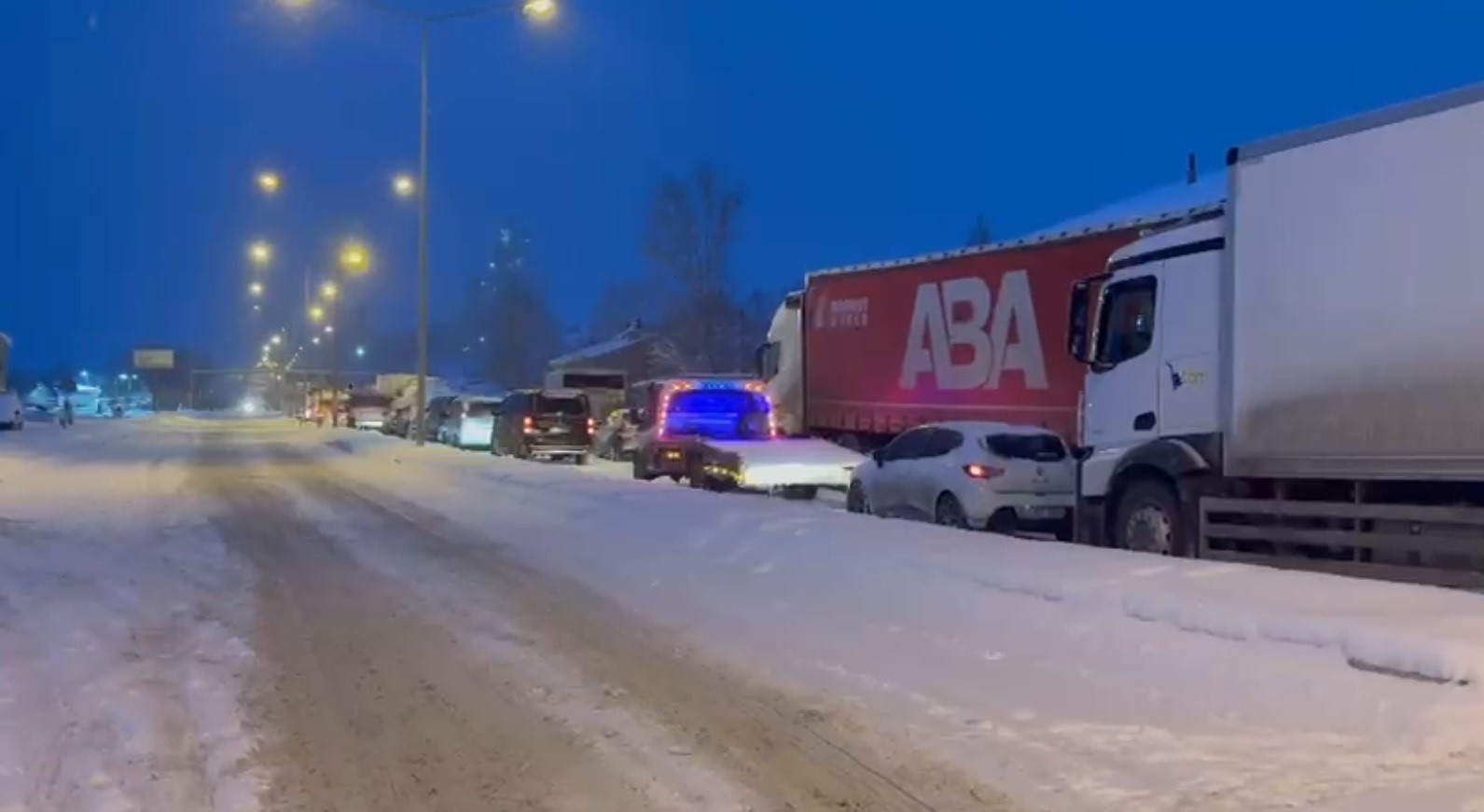 Kop Dağı’nda Ulaşım Durdu Sürücüler Mahsur Kaldı1