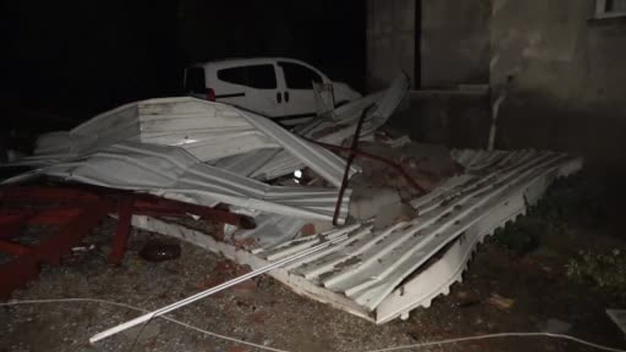 Manavgat Ta Hortum Catilar Uctu Seralar Yikildi Otomobil Traktore Firladi 1200 460674