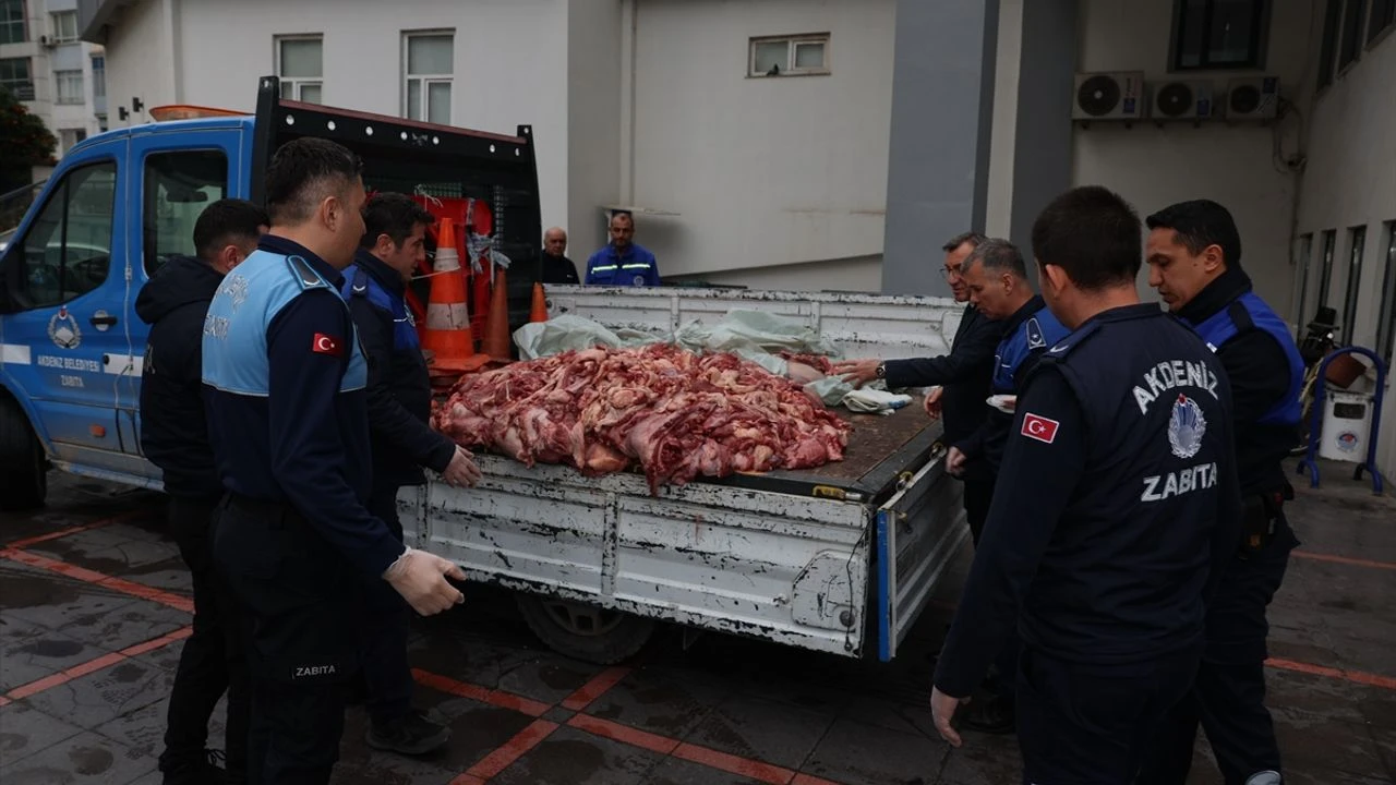 Mersin’de Gıda Terörü! Kamyonetten 500 Kilo Bozuk Et Çıktı