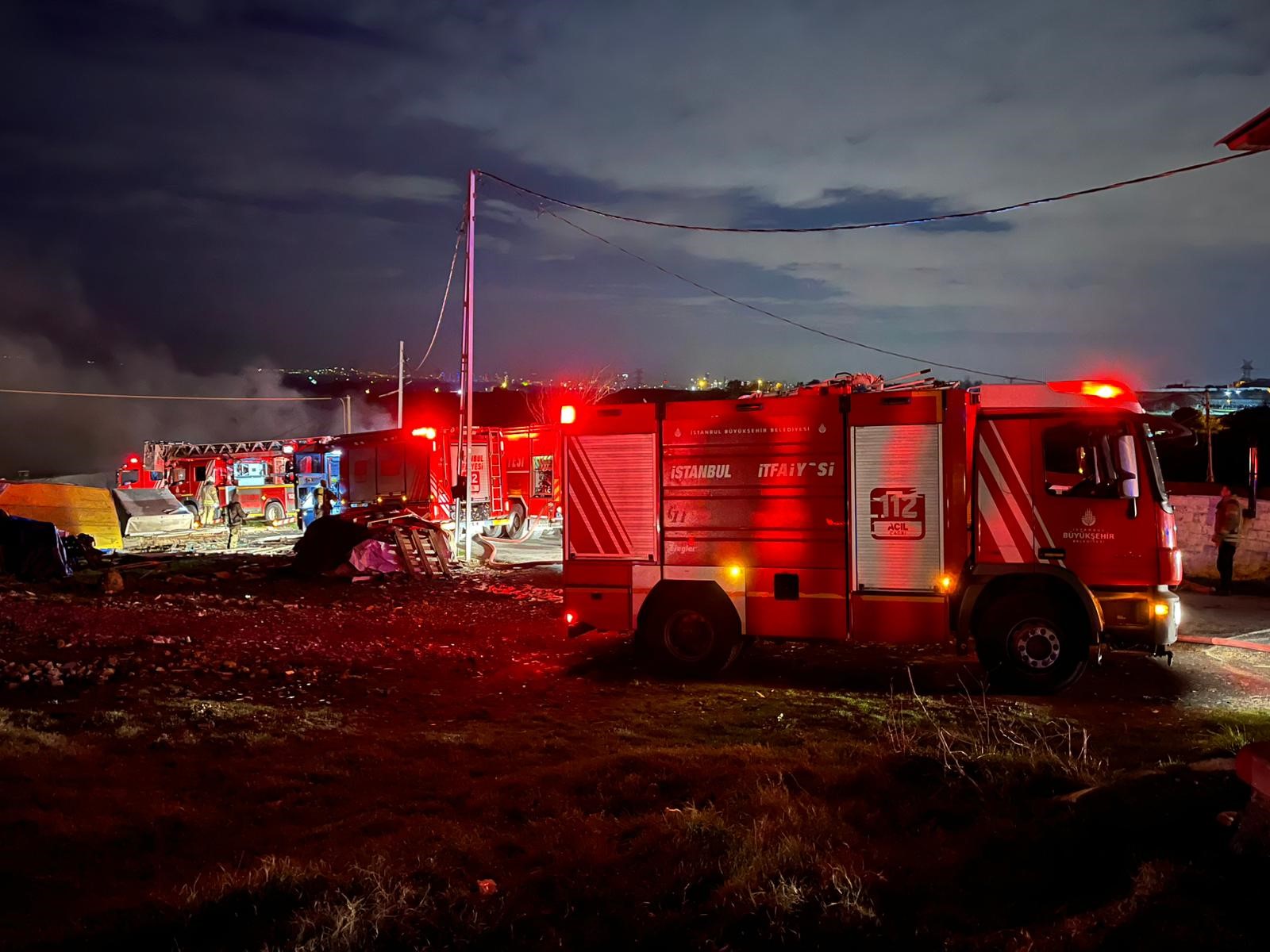 Sultangazi’de Korkutan Yangın İki Iş Yeri Kül Oldu1
